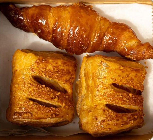 Croissant argentino + 2 mini pasteles salados