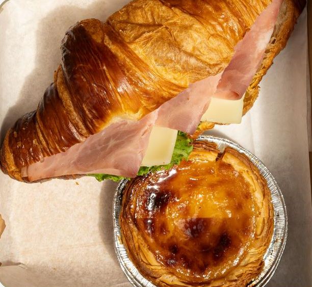 Sándwich croissant + pastel de nata